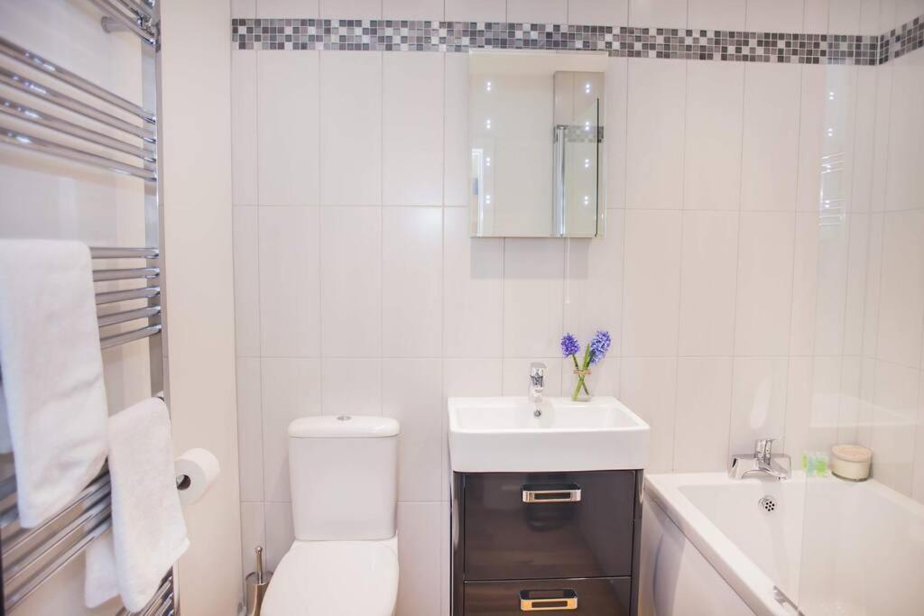 Stylish And Central Two Bedroom & Two Bathroom Apartment With Free Parking Exterior foto