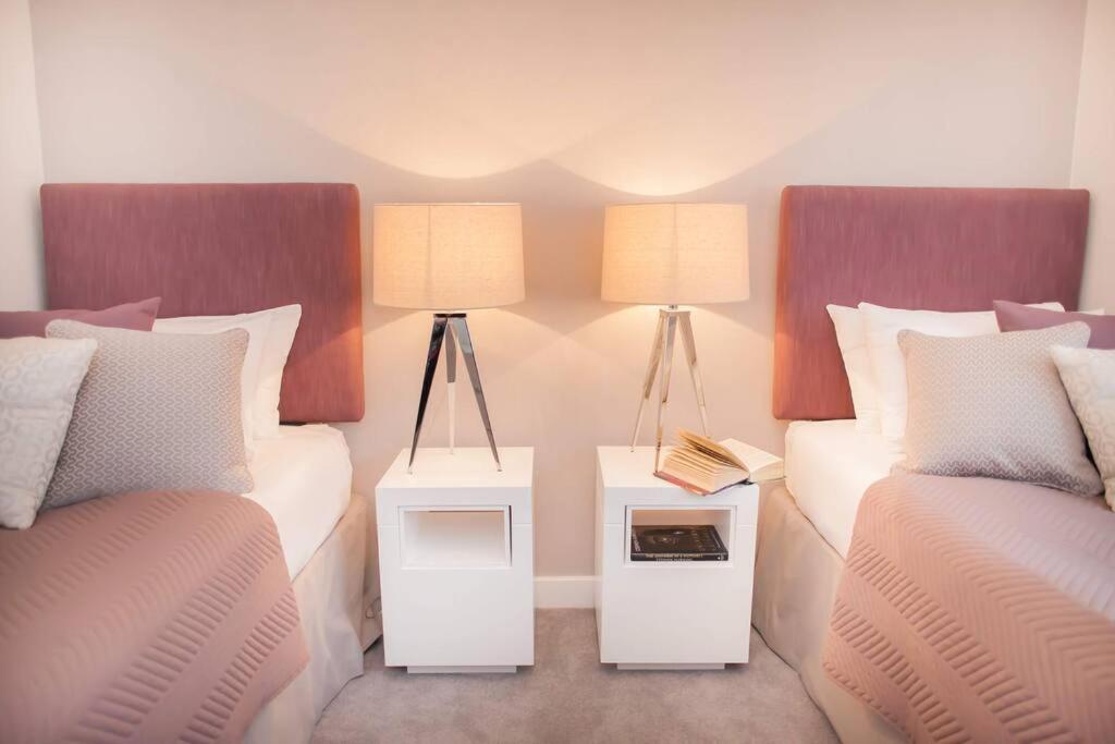 Stylish And Central Two Bedroom & Two Bathroom Apartment With Free Parking Exterior foto